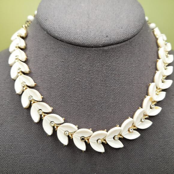 Vintage White Lucite Choker Necklace, Gold Tone, 1950s, 15 1/2 Inches - Picture 3 of 12